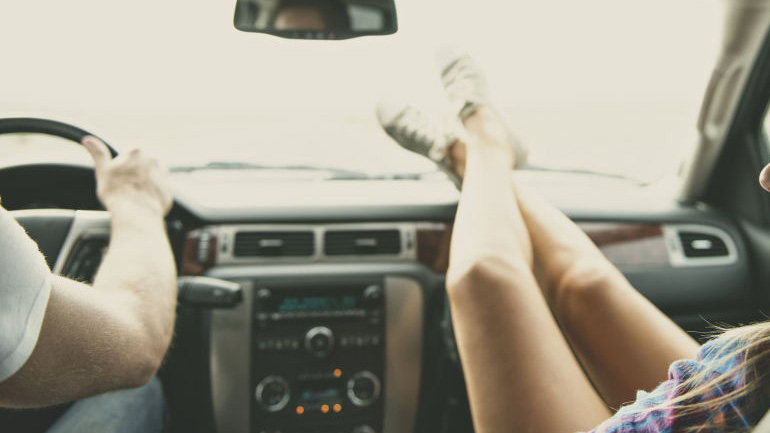 Έβαλε τα πόδια στο ταμπλό και τα διέλυσε!